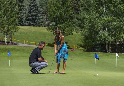 two people golfing